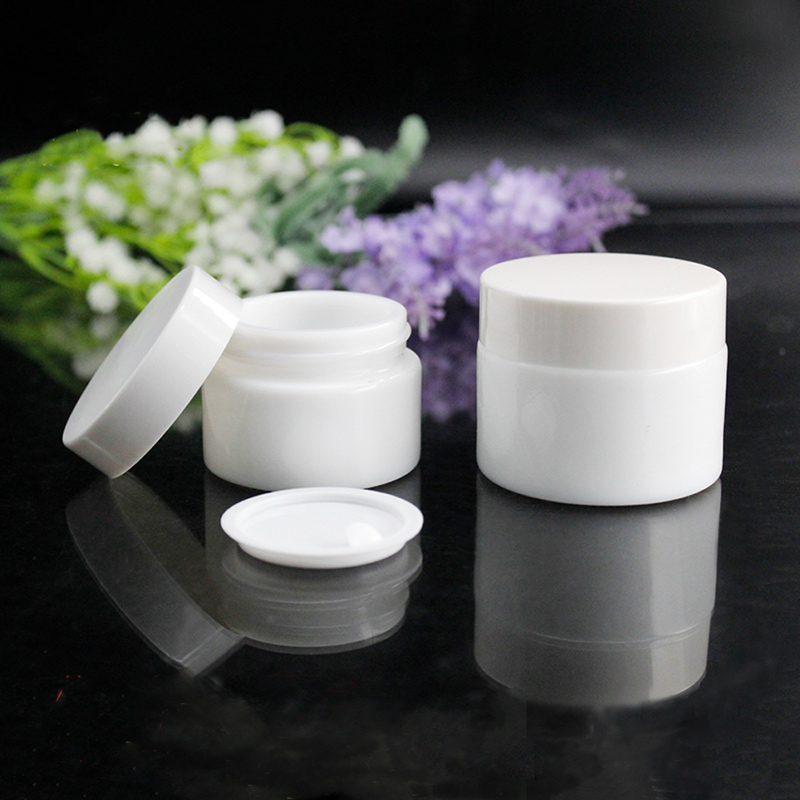 Botellas de crema de vidrio blanco con logotipo personalizado para cosméticos con tapa de vidrio